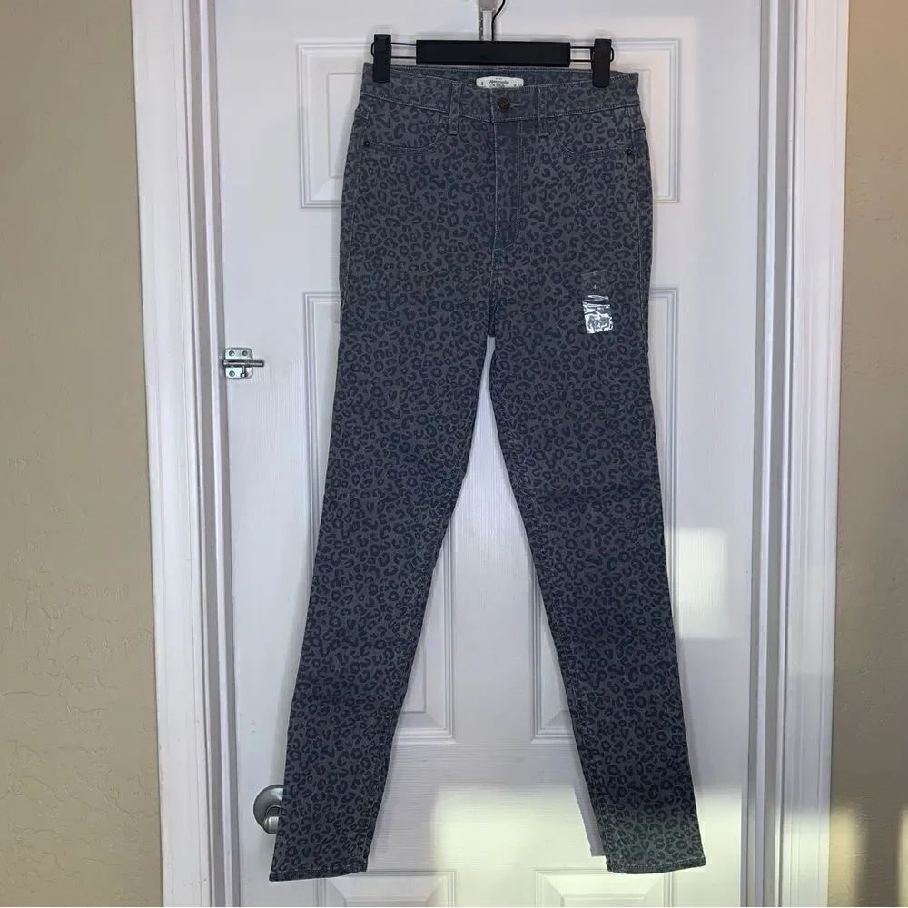 Abercrombie & Fitch The Natural Waist Jegging Gray and Black Leopard Print SZ 4